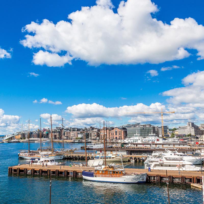 Port w Oslo i widok na operę